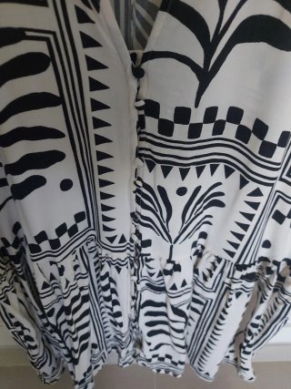 Vestido túnica estampado blanco y negro