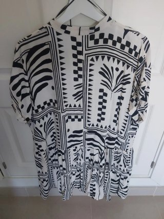 Vestido túnica estampado blanco y negro