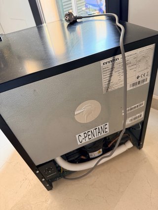 Mini nevera Infiniton negra 41L con congelador