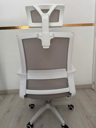 Silla de oficina ergonómica gris y blanca