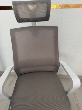 Silla de oficina ergonómica gris y blanca