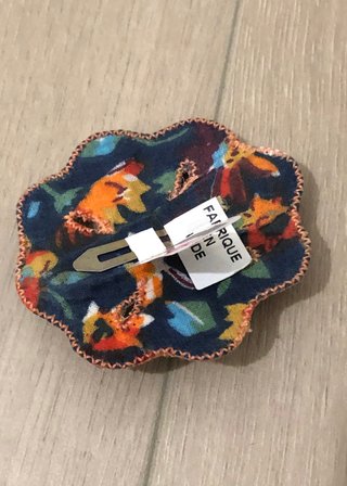 Prendedor tocado de Anthropologie naranja y dorado
