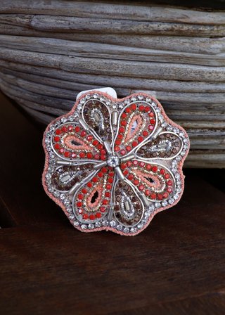 Prendedor tocado de Anthropologie naranja y dorado