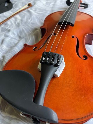 Violin 4/4 con arco y estuche.