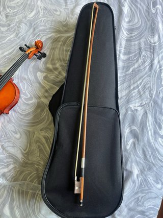 Violin 4/4 con arco y estuche.