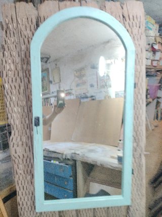 Espejo de una ventana en azul turquesa