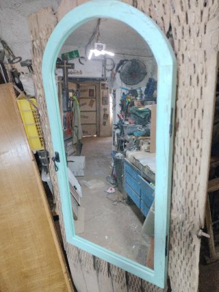 Espejo de una ventana en azul turquesa