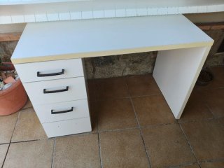 Estantería y mesa estudio madera blanca