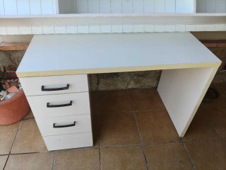 Estantería y mesa estudio madera blanca