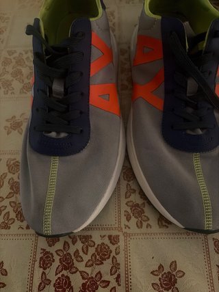 Zapatillas Armani Exchange grises y naranjas