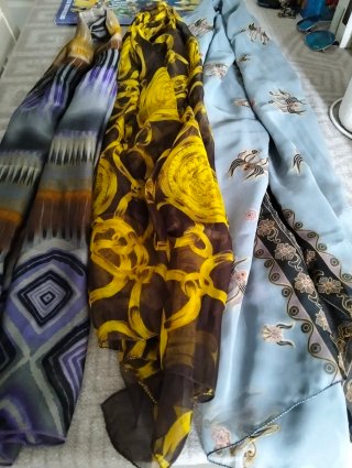 Pañuelos mujer marrones y morados con pompones