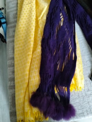 Pañuelos mujer marrones y morados con pompones
