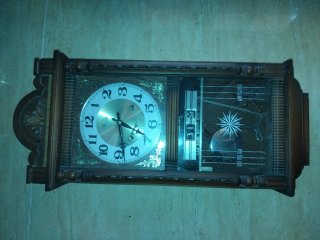 Reloj de péndulo antiguo de madera