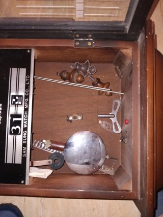 Reloj de péndulo antiguo de madera