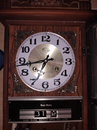 Reloj de péndulo antiguo de madera