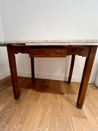 Mesa extensible madera y dimulacion marmol