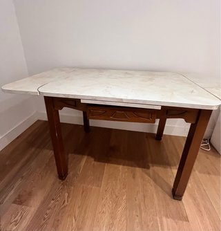 Mesa extensible madera y dimulacion marmol