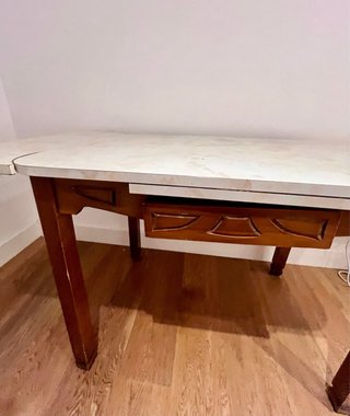 Mesa extensible madera y dimulacion marmol