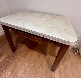Mesa extensible madera y dimulacion marmol
