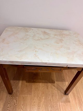 Mesa extensible madera y dimulacion marmol