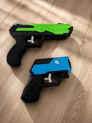 Pistola de agua azul y verde