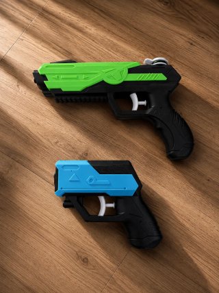 Pistola de agua azul y verde