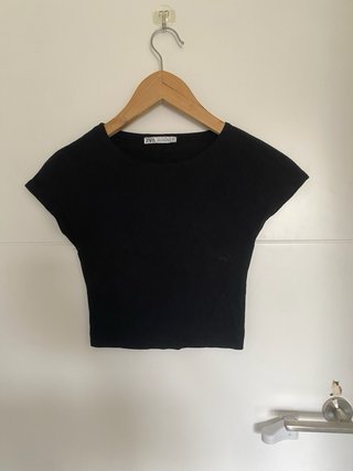 Camiseta corta Zara negra mujer