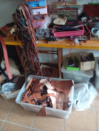 Taller artesanal trabajo de cuero