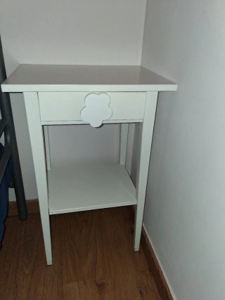 Mesita de noche blanca con cajón