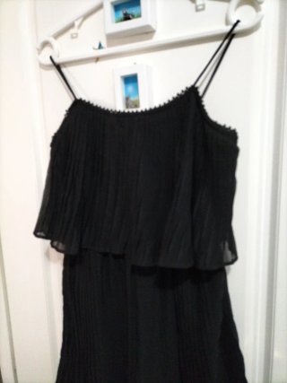Vestido negro con volantes