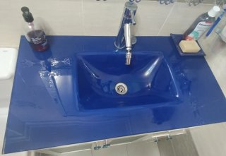 Mueble de baño con lavabo y espejo