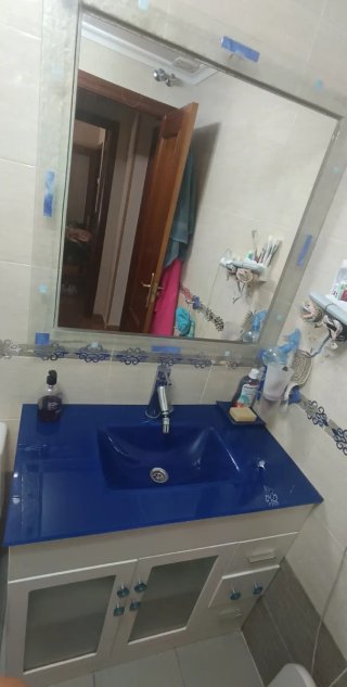 Mueble de baño con lavabo y espejo