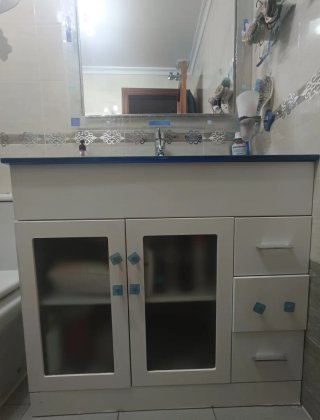 Mueble de baño con lavabo y espejo