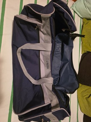 Maleta de viaje azul y gris