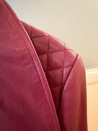 Cazadora cuero Mango burdeos rosado