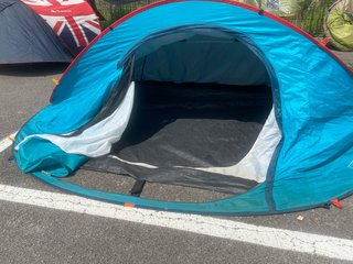 Tienda de campaña azul para 3 personas