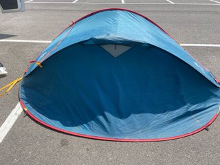 Tienda de campaña azul para 3 personas