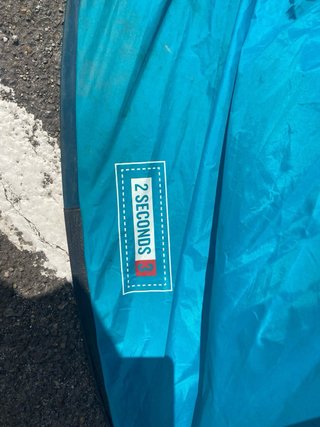 Tienda de campaña azul para 3 personas