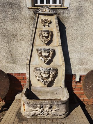 Fuente de piedra con leones y ninfas