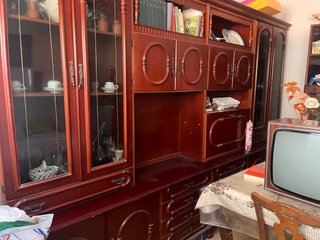 Mueble de salón de madera y cristal