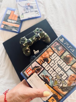 PS4 1TB Vendo poco uso