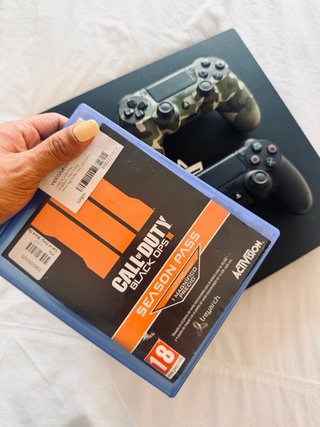 PS4 1TB Vendo poco uso