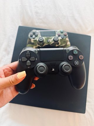 PS4 1TB Vendo poco uso