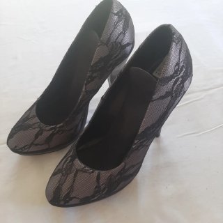 Zapatos de tacón negros y grises con encaje