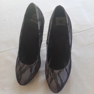 Zapatos de tacón negros y grises con encaje