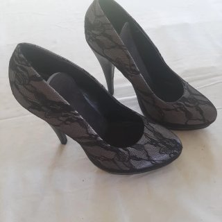 Zapatos de tacón negros y grises con encaje