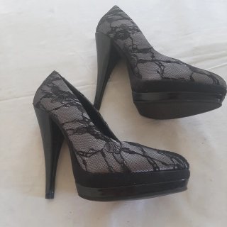 Zapatos de tacón negros y grises con encaje