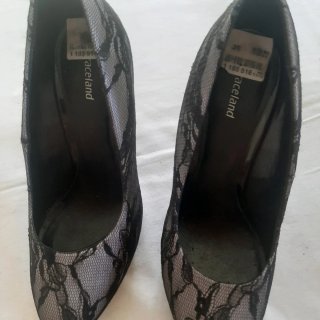 Zapatos de tacón negros y grises con encaje