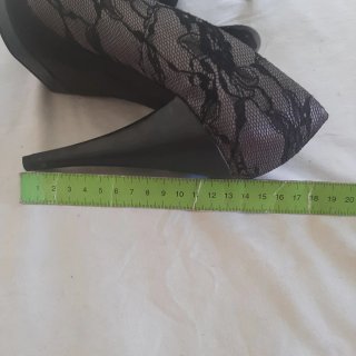 Zapatos de tacón negros y grises con encaje