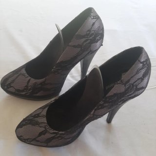 Zapatos de tacón negros y grises con encaje
